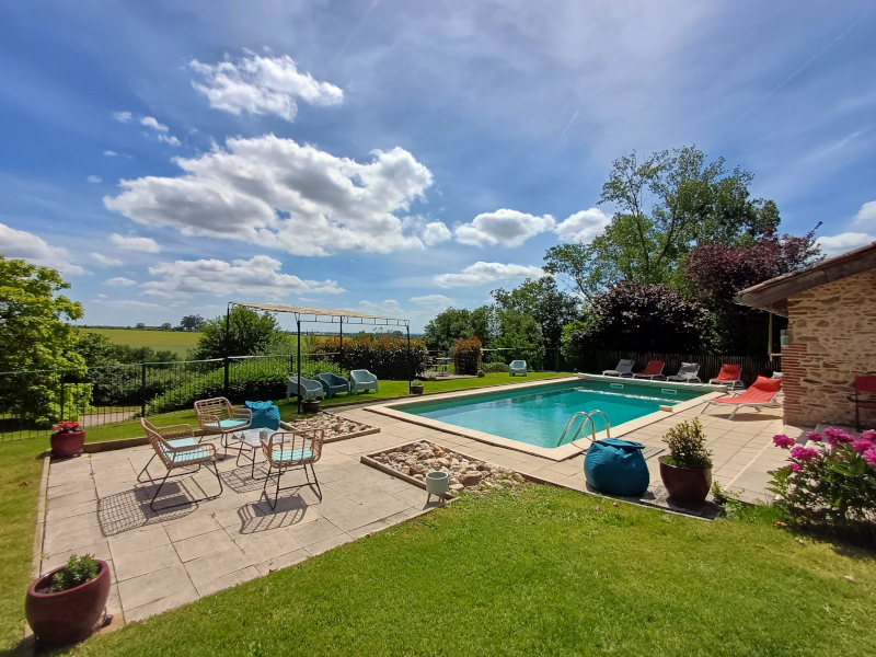 LA_BALAGANE_800X600_piscine_nuages_20250528_154853